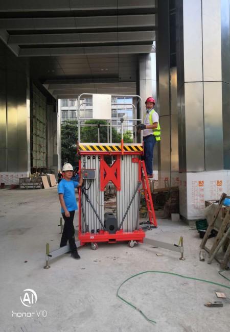 成功交付深圳建设银行支行大厦12米桅杆式升降机平台