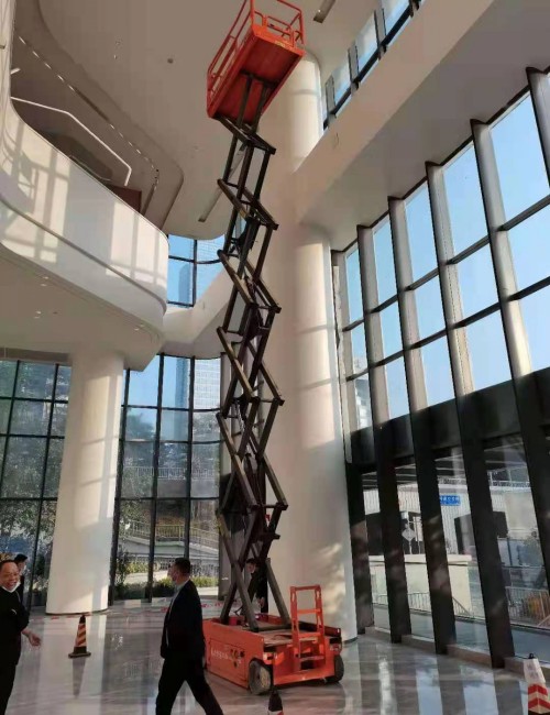 电动升降机助力工区办公楼安装